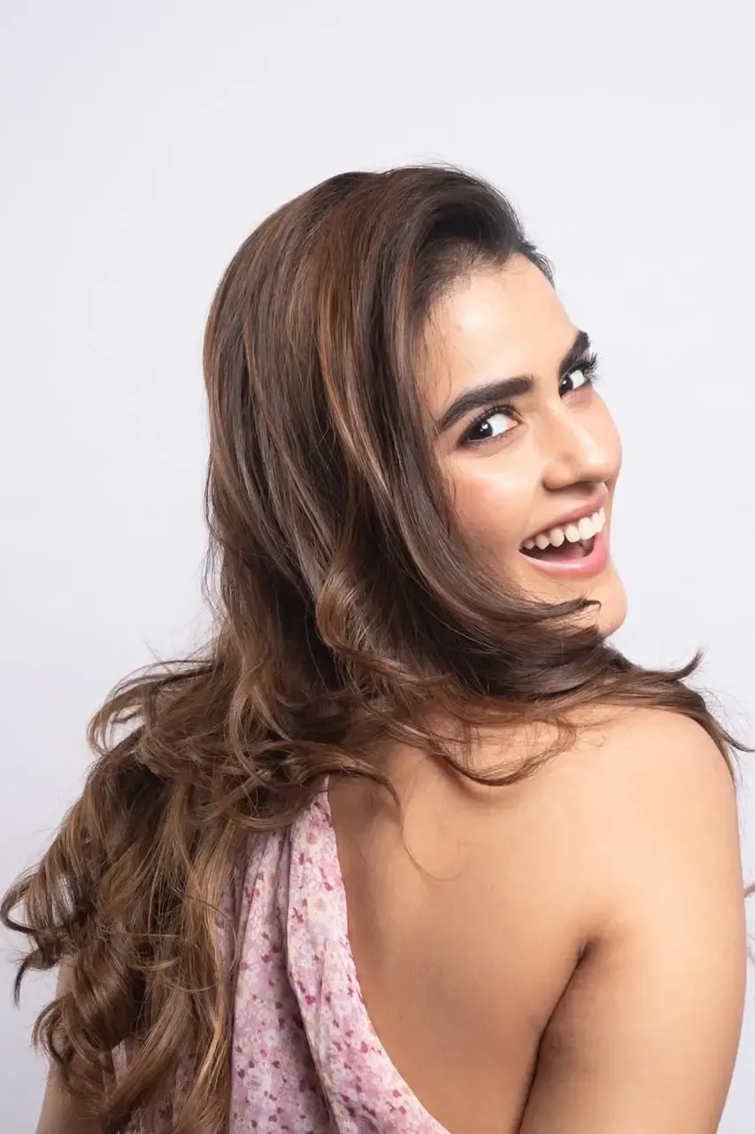 BEAUTIFUL INDIAN ACTRESS KAVYA THAPAR LONG HAIR SMILING FACE IMAGES 5